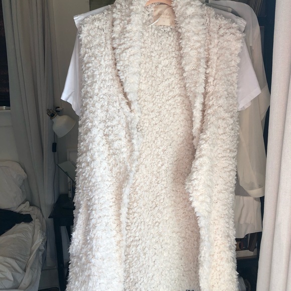 White Faux Fur “Eyelash Flyaway” Vest with Pockets NWT - Picture 11 of 16